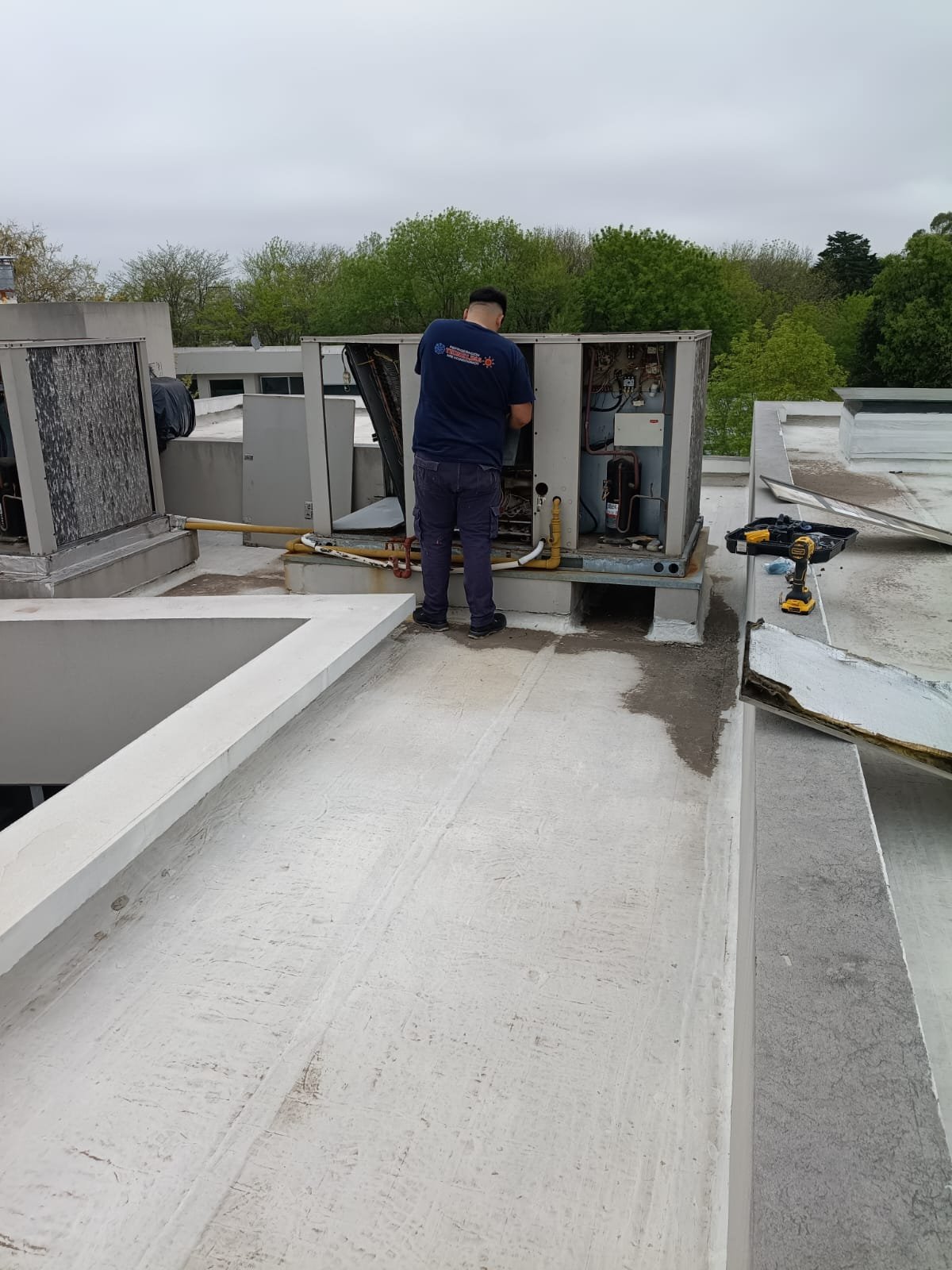 Trabajo de instalación y refrigeración por Tecniclima